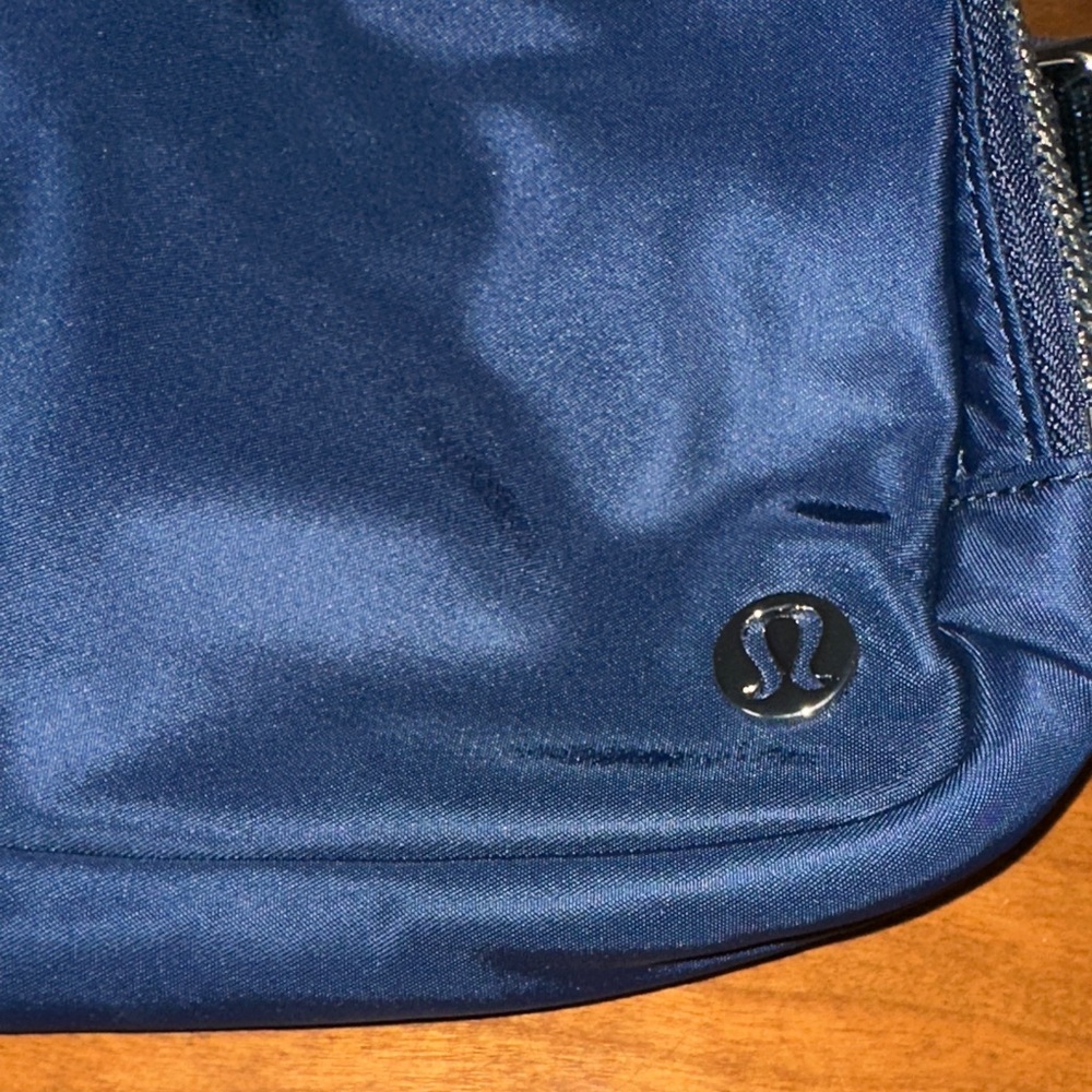 lululemon athletica Navy Everywhere Belt Bag with metal hardware NWT - Picture 6 of 11